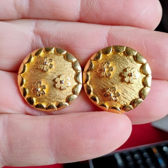 Crown Trifari Jewelry - Crown Trifari Gold Tone Flower Round Circle Clip-On Earrings